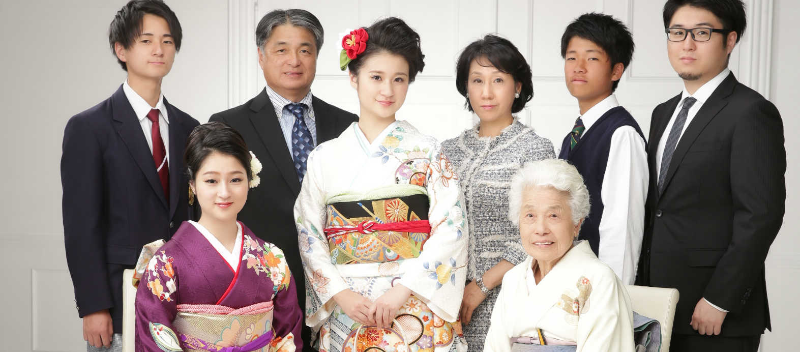 振袖を着て家族と記念写真